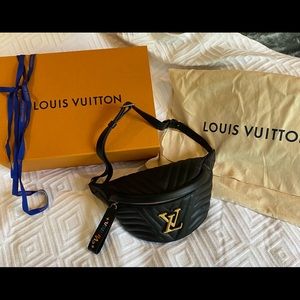 💛 🧡 ♥️ 💜 💙 Louis Vuitton Black Bum Bag 🖤